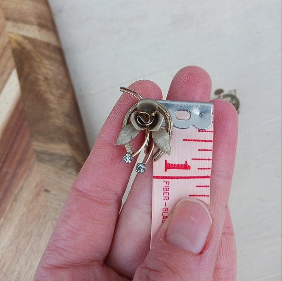 Vintage Horseshoe Rose And Rhinestone Earrings Screw Back Studs Gold Tone - Picture 2 of 4